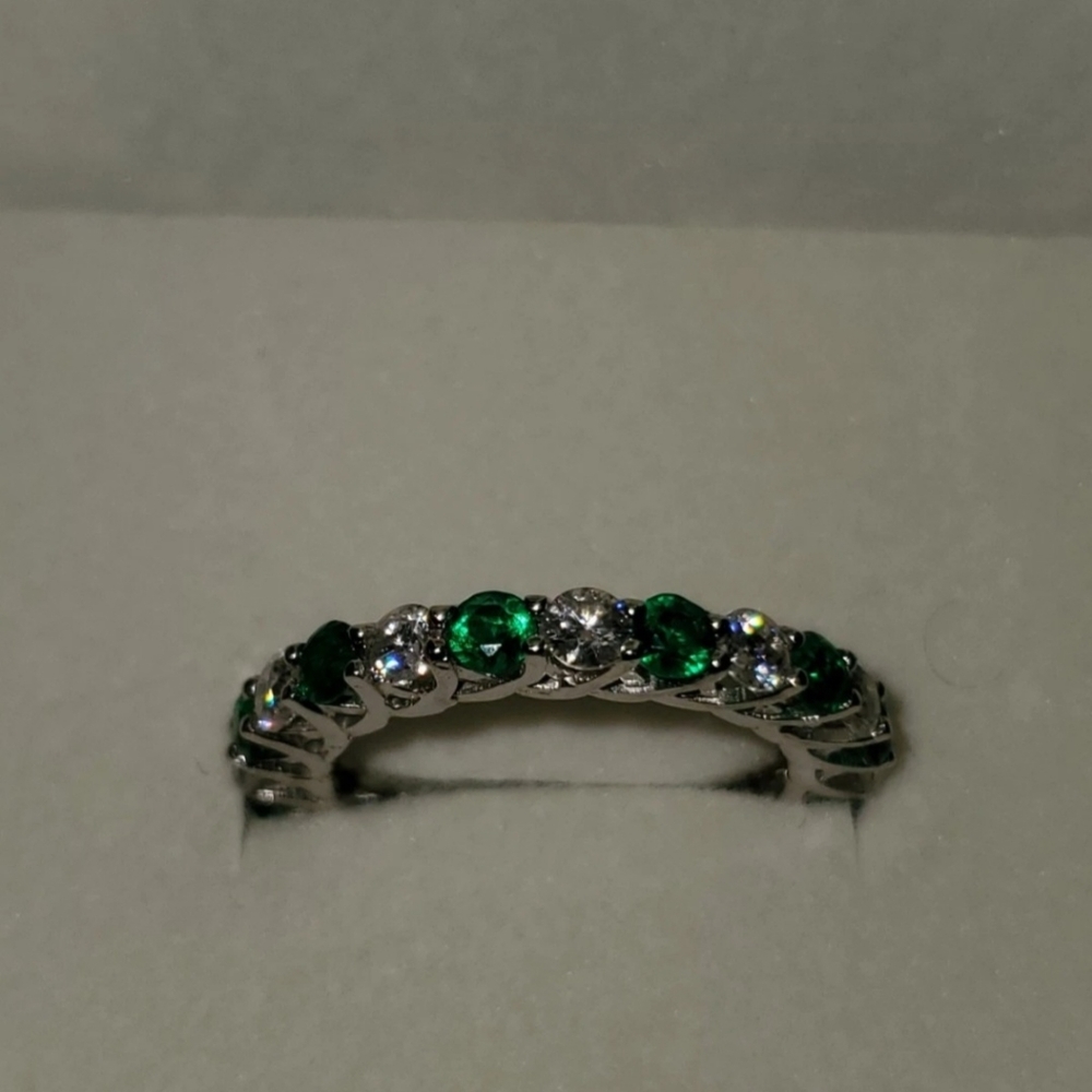 Elegant Silver and Green Gemstone Ring